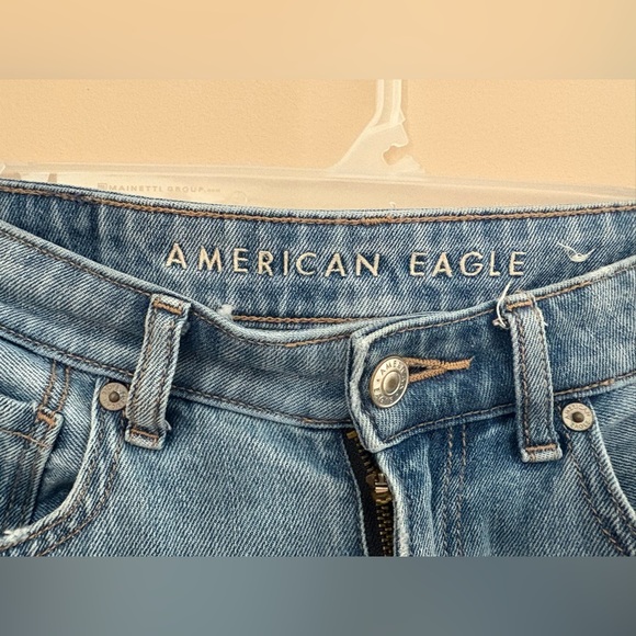 American Eagle Women's Size 2 Blue Ripped Mom Jeans High-Rise Relaxed Fit - Picture 7 of 9